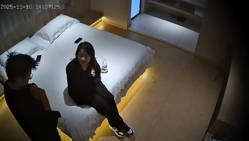 2025-11-10酒店偷拍 極品黑長直小美和小男友酒店做愛