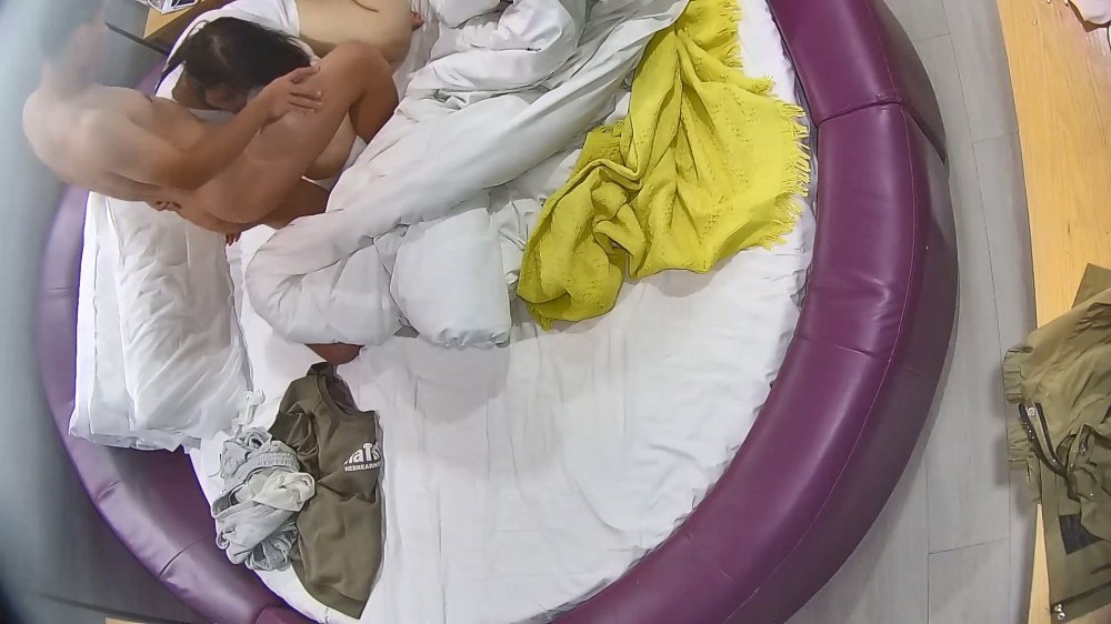 2025-10-20酒店偷拍愛學習的女被男友要求扶牆站起來蹬