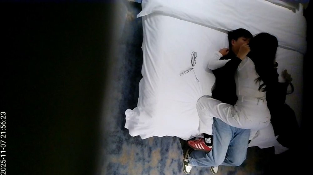 2025-11-7酒店偷拍 斯文妹子和男友開房被操了小穴