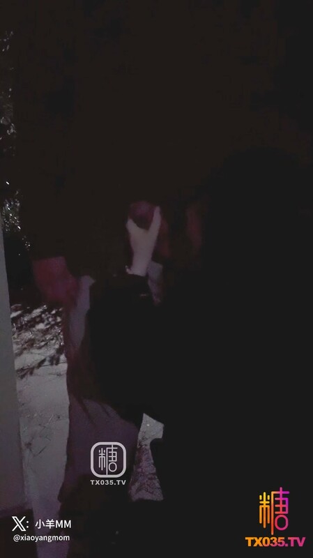 【戶外激戰】小羊MM - JK短裙跟男友在公園盡情的做愛 被堅硬的雞巴侵犯太爽了 樓梯全裸榨桿他的精液 填滿小嫩穴