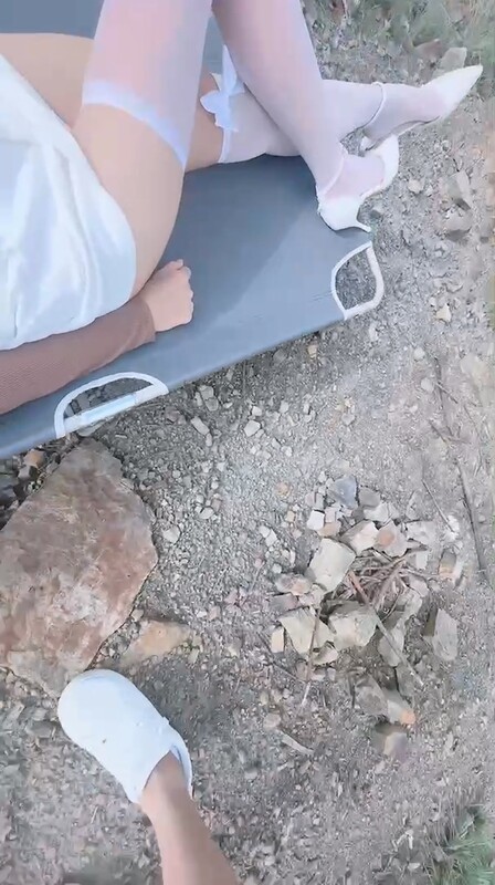 【精品亂倫】大長腿女兒 - 跟女兒秋遊野外車震 龜頭在嘴裏被小舌頭轉酥麻了 超潤的小嫩穴 插入仿彿置身仙境 高潮內射