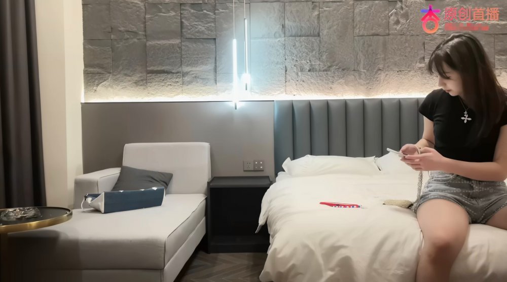 【AI增強】杏吧洪七11-今天約了個身材豐滿不臃腫的清純美女，小饅頭粉嫩無比體驗感拉滿，最主要是屁股又翹又大過肩，並且還無比配合