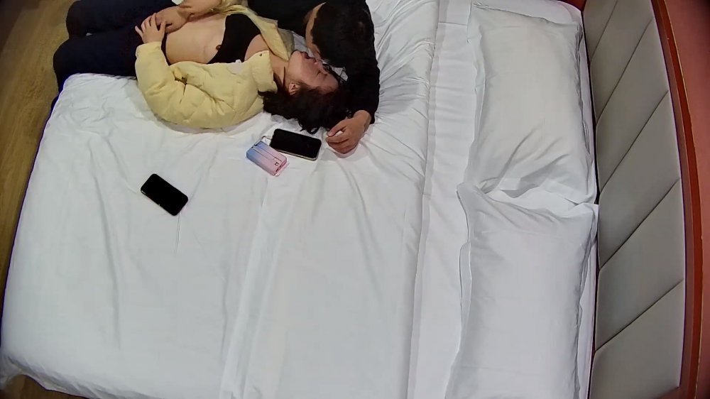 10-11流出民宿酒店近視角高清偷拍在喝美汁源年紀的學生妹幫社會大哥用穴排濃精