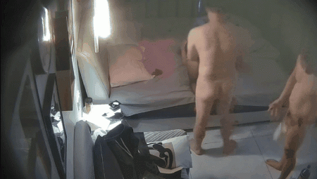 民宿酒店 11-16 人越是到中年 就開始作妖開始浪了 兩大叔帶個少婦居然玩起了情趣3P 紅高跟黑漁網