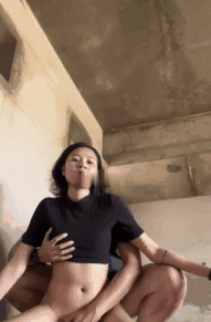 短髮少婦 與眼鏡男在草胚房苟合