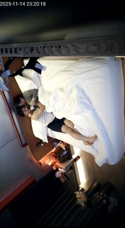 2025-11-14酒店偷拍 高顏值小美女和男友酒店激情做愛
