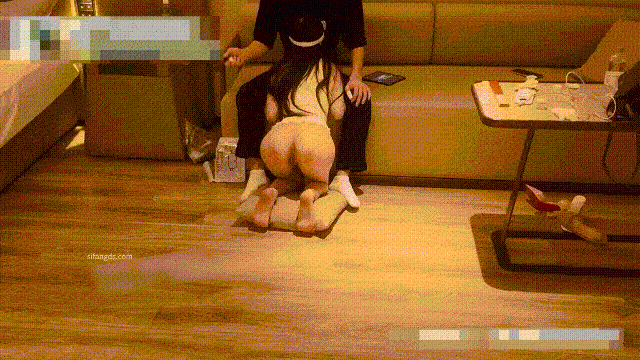 SM調教大神付費群10月新作，19歲的長腿高跟白絲美足小狗超絕後入