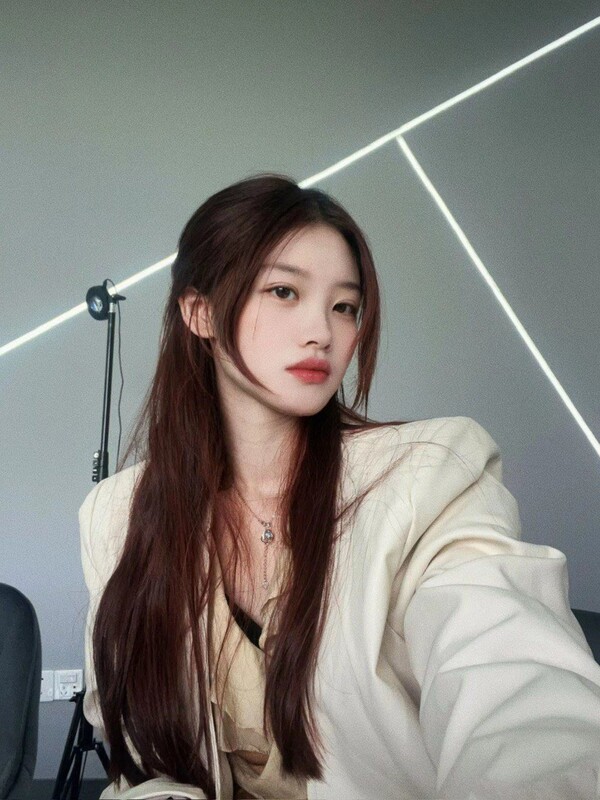 2025年11月，【反差婊洩密】，清純眼鏡妹，生活中是一個乖乖女，完美露臉