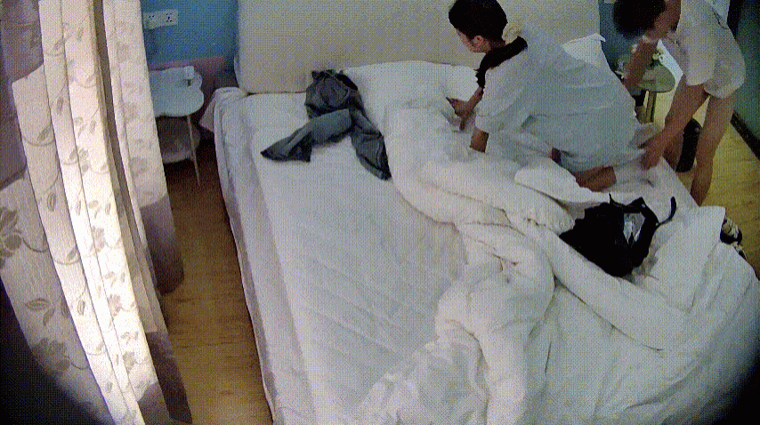 主題酒店 8-21 這兩太久時間沒見 太饑渴了 衣服都沒來得及脫就開始幹上了 女友全程乖乖順從配合 射一肚皮