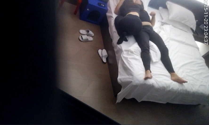 2025-11-20酒店偷拍 穿長裙女神和舔狗酒店來了一發