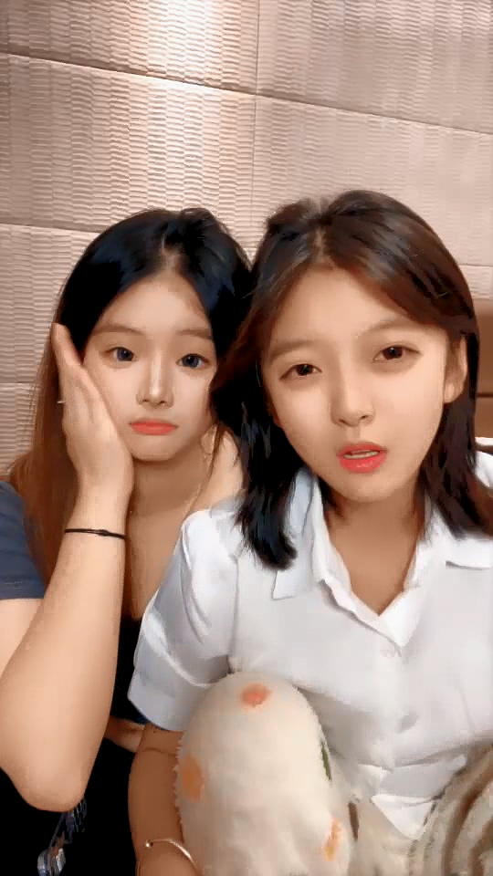 源源帶新姐妹讓大哥玩雙飛，讓大哥揉奶玩逼，站著尿尿多體位輪草抽插，表情好騷[MP4/2G]