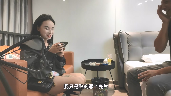 天天探花經典作之花臂頂級週邊第1部 剛被男友綠轉頭報復性賣B 聽譯字幕增強版