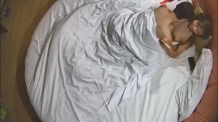 2025-11-17酒店偷拍 瘦猴小夥遇上甜美女友醞釀好久才翻身打撲克