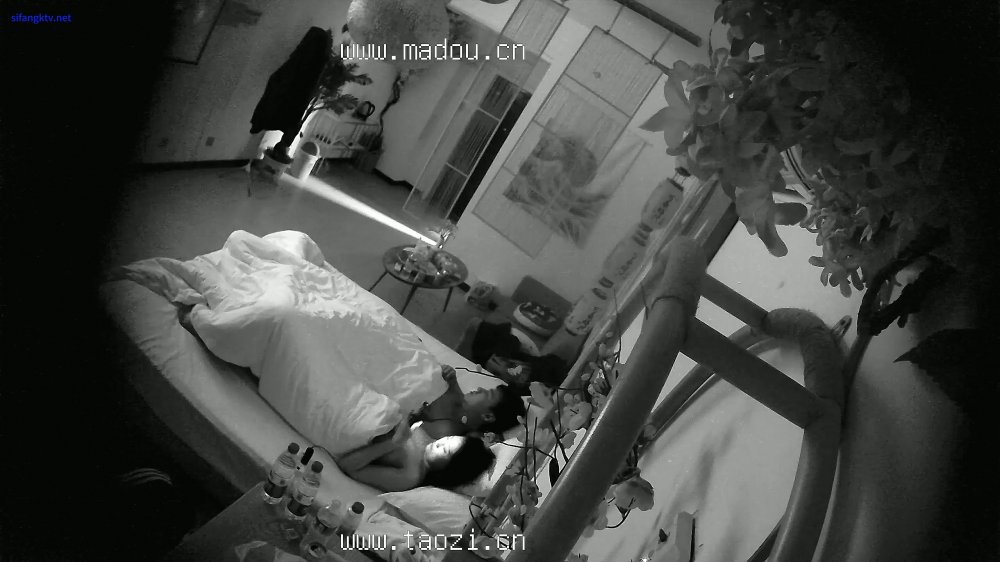 【酒店針孔偷拍】，被內射了好緊張，美女翻來覆去睡不著，第二炮要求必須帶套才行