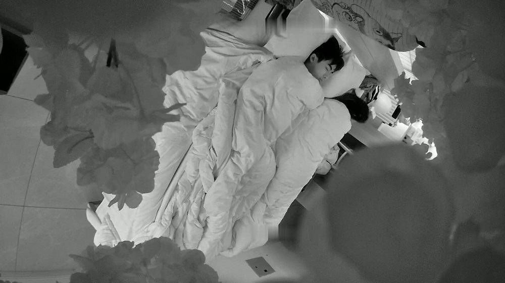 酒店針孔偷拍【校園小情侶假期開房】，毫無節制，一天幹三炮，玩的還挺變態1 （1）