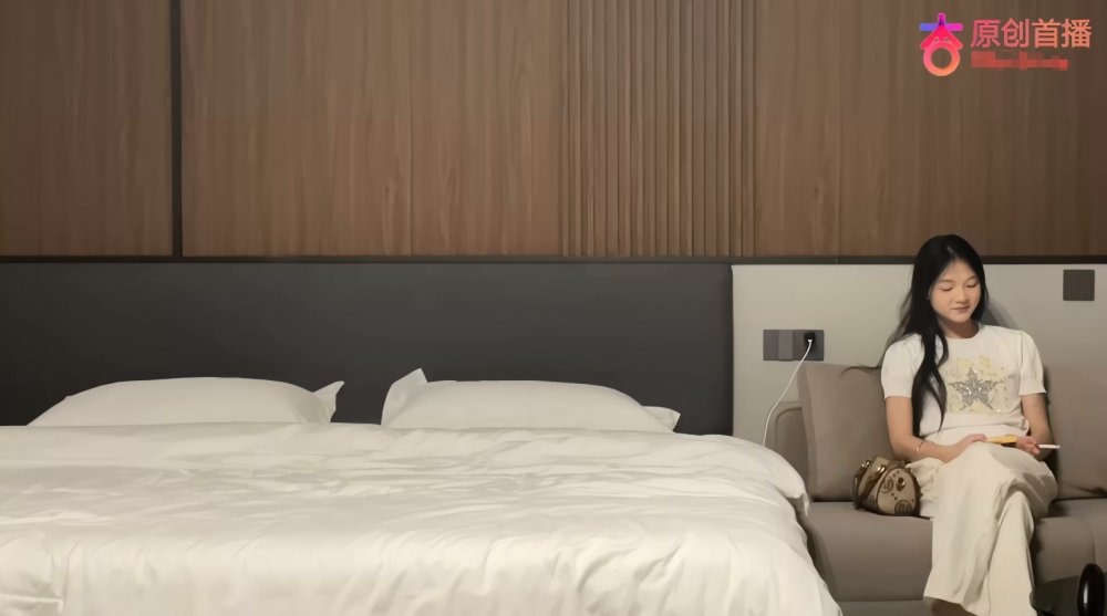 【AI增強】杏吧歐陽克20-約了一個18歲只有88斤的大花腿妹妹，中途本想玩一個拔套，但是套子太緊了不好操作，沒想到最後把套子干破無套內射了