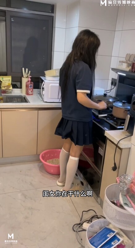 淩晨廚房和女兒的亂倫 趁老婆睡著 上了廚房裡不穿內褲的女兒 JK短裙肉棒後入被夾 內射精液[MP4/963MB]