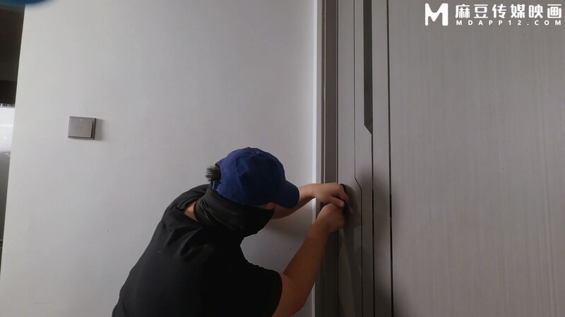 入室斂財遇到歸家的美人 霸王硬上弓 劫了美妙的身子 瘋狂抽插痛與爽快感迸發 操翻尤物[MP4/1.7G]