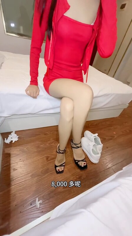 麻將輸錢管爸爸借 只好小穴肉償侍奉好爸爸 這身材高跟包臀騷丁 色迷糊了 狂插注入小穴精液[MP4/492MB]