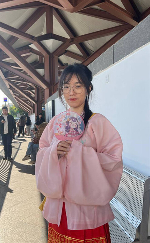 [MP4/249MB]天津騷貨李彤彤約炮視頻流出 含屌玩手機還不夠 邊幹邊用跳蛋狂震嫩穴 簡直騷到骨子裏