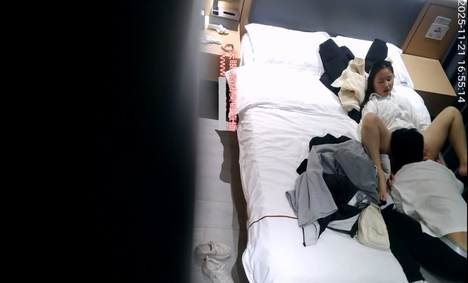 2025-11-21酒店偷拍 喜歡享受男友舔逼服務的小美還用手機記錄