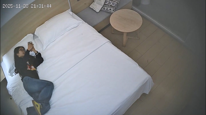 2025-11-29酒店偷拍 黑色衛衣女孩脫光衣服裸睡等待男朋友的到來