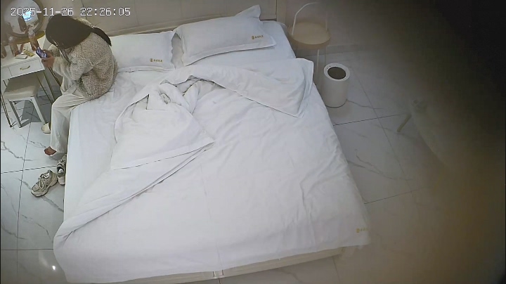 2025-11-27酒店偷拍 當著漂亮女的面看小電影打飛機被她上位輔助
