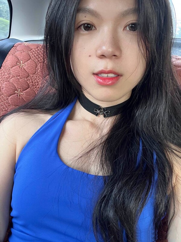 【原檔洩密】，20歲學生妹，有生活照，完美露臉，極品饅頭穴，好肥美，被男友無套啪啪調教