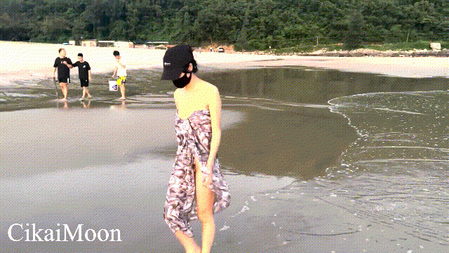 天花板露出狂人禦姐，海灘裸體無懼露出，勾引路人嬉笑討論大飽眼福[MP4/495MB]