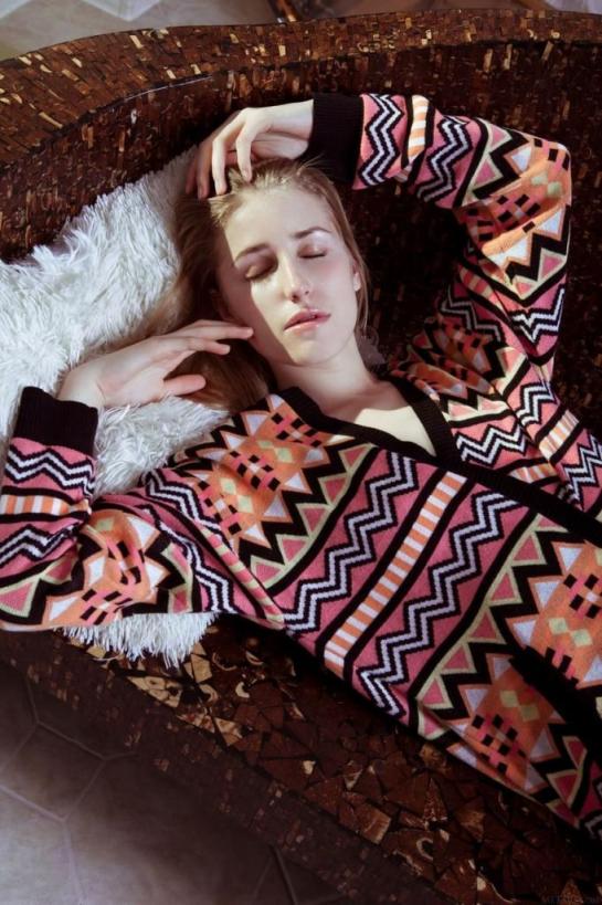 展示她的天然乳房和毛茸茸的陰道[23P]