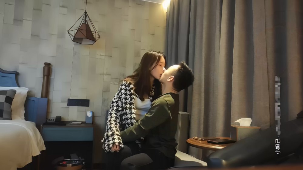 【AI增強】20210304步賓探花_高顏值週邊美女，跪地賣力口交，后入側入上位騎坐自己搖