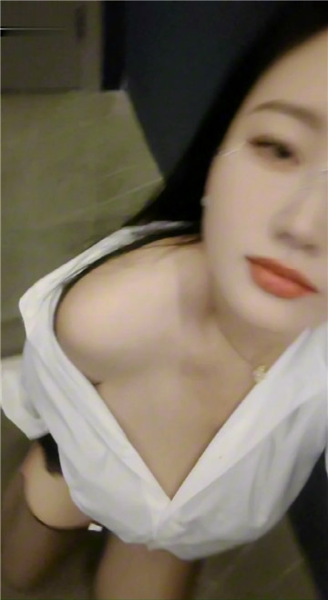 巨乳絲襪眼鏡淫妻【娍】今天老公出差，又約了上次那個大屌野男人來偷情操穴