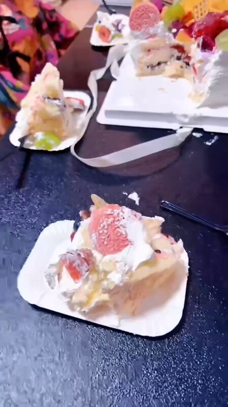 女兒過生日 老婆臨時加班剛走 女兒吃上了奶油肉棒 按在桌上抽插 屁股小穴混合奶油精液[MP4/146MB]