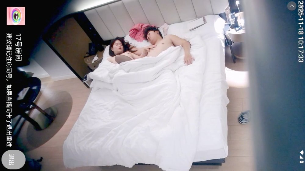 天眼酒店偷拍 17號房兩對極品美女和男友開房打飛機爽死男的，褲裡絲美女身材極品