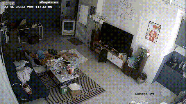 居家駭客入侵偷拍，老公邊玩手機邊摳妻子的下體，騷妻終於忍不住起身口交女上一氣呵成，少婦上位太猛了