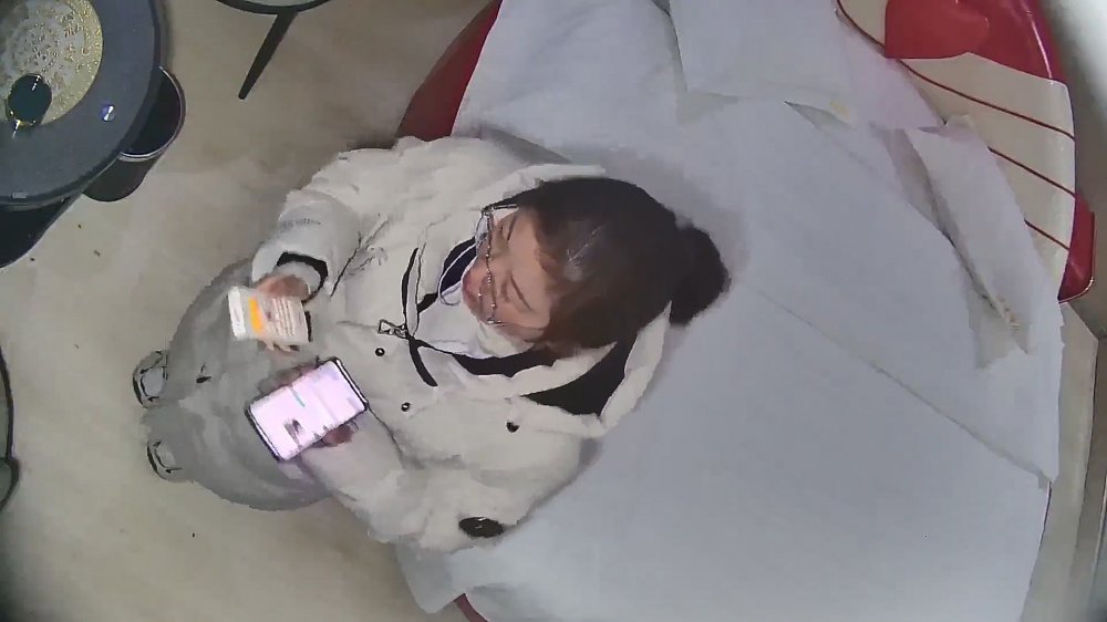 ❤️20251209酒店針孔偷拍❤️【內射】丸子頭少婦趁著男友養足精神后翻身騎坐榨取