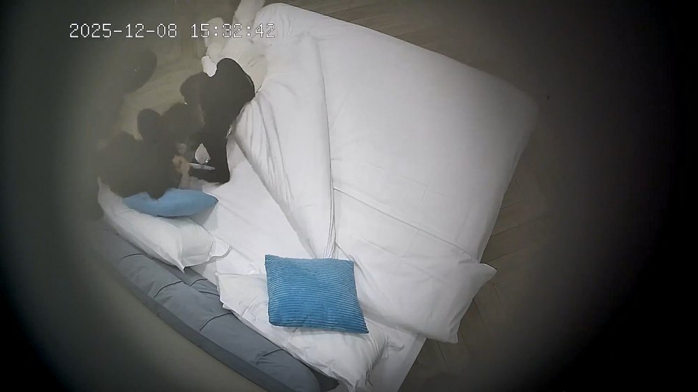 ❤️20251209酒店針孔偷拍❤️【黑褲襪子】【身材苗條】生理期的女友袒胸露乳用口助我解決生理需求