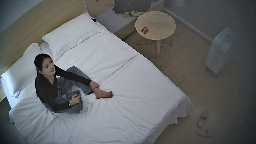 酒店偷拍❤️帶著結婚證住宿的新婚夫妻古靈精怪的可愛新婚媳婦迫不及待的想挨操