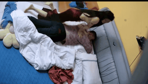 12-8流出民宿酒店偷拍 大叔下班無聊找了個極品黑長直外圍體驗柔式spa操逼洩火