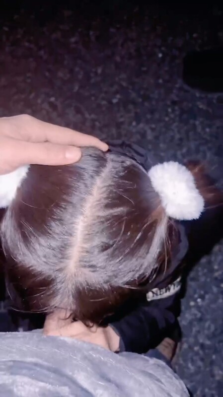 【精品亂倫】家有蘿莉女兒 - 背著媽媽帶女兒來公園玩 讓女兒享受禁忌的快樂 後入Q軟的小屁股 小穴太緊了夾到內射