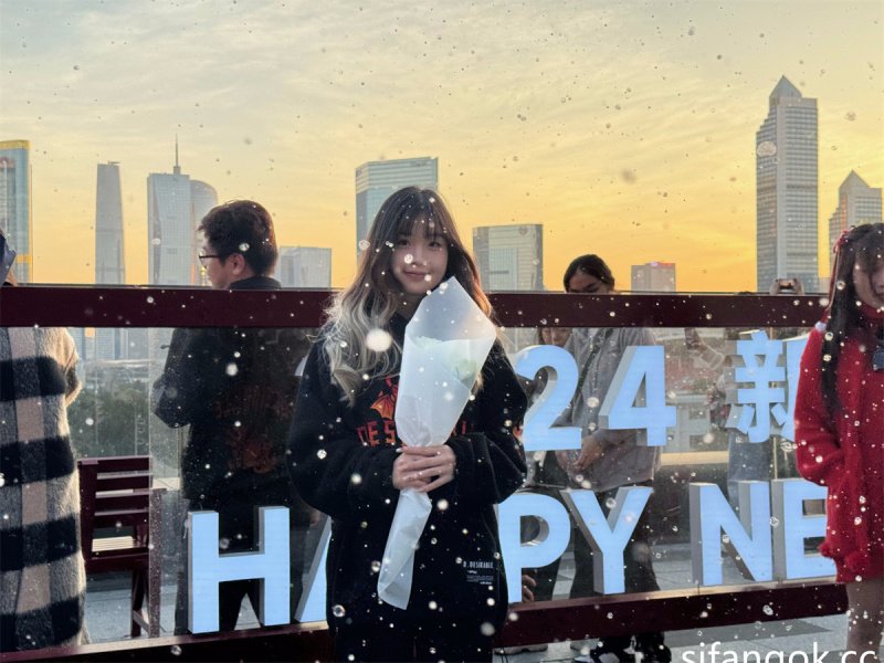 【原檔洩密】20歲學生妹 反差露臉 穿黑絲被男友操粉穴 自拍記錄做愛過程！