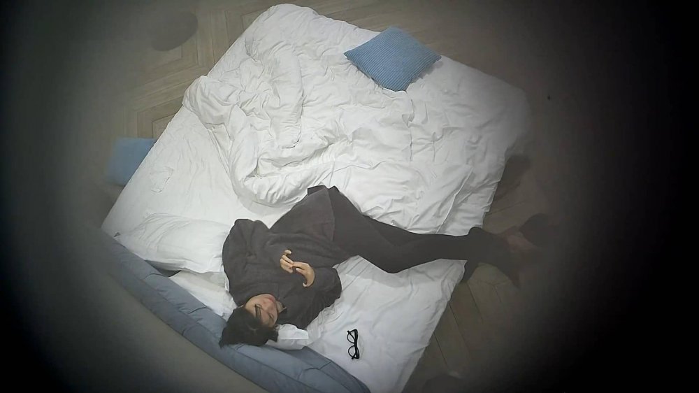 12-10酒店偷拍 年輕情侶就是體力好除了吃飯睡覺就一直膩歪啪啪拍照留念