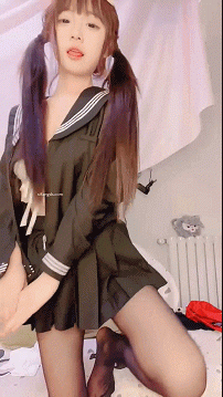 吐血推！ 最極品【童顏巨乳蘿莉】一級飽滿爆乳，18歲超美童顏！ JK黑絲瞬間淪陷，性慾強，被操半小時 狼牙套噴水還不滿足