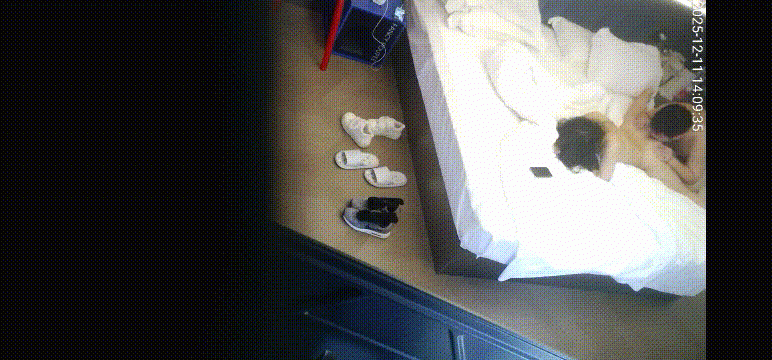 12月11酒店針孔偷拍 眼鏡變態猥男舔逼敏感小女友 一抖一抖的高潮好幾次 扣逼後還用手插進小女友嘴裏