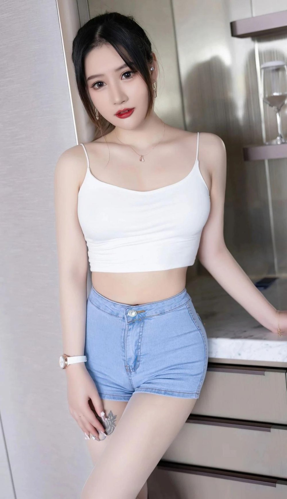 吊帶衫牛仔裙，曲線婀娜[50P]