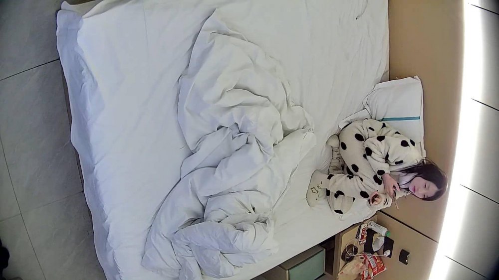 12-13新流出酒店偷拍腰細腿長粉雕玉琢女友上位騎乘姿勢超級風騷