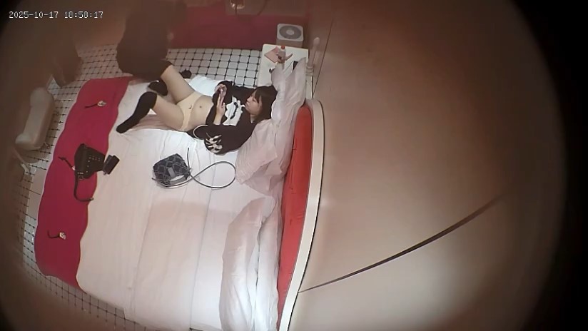 2025-10-17偷拍酒店 極品過膝黑絲美女和男友週末做愛