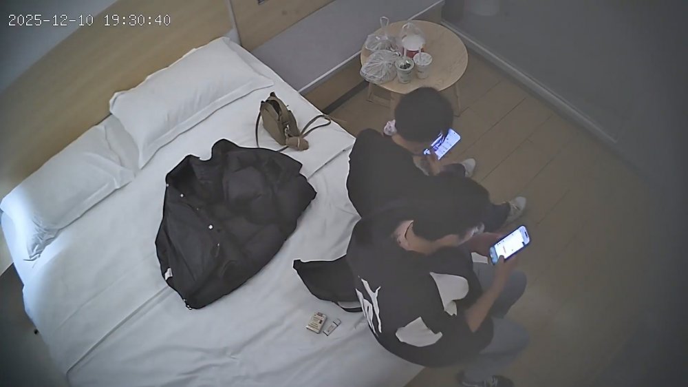 12-11酒店偷拍 大學生情侶反差婊大胸眼鏡妹惹得男友愛不釋手啪啪后揉捏不停