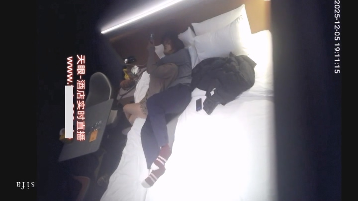 2025-12-5酒店偷拍 高顏值小美女和男友開房給操後幫男友舔乾淨