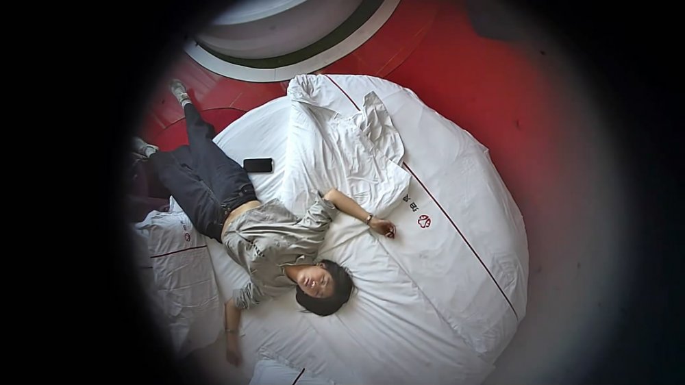 最新流出情趣酒店白色大圓床偷拍❤️很久沒碰過女人的大叔幽會同鄉少婦瘋狂激情舔逼玩69[MP4/231MB]